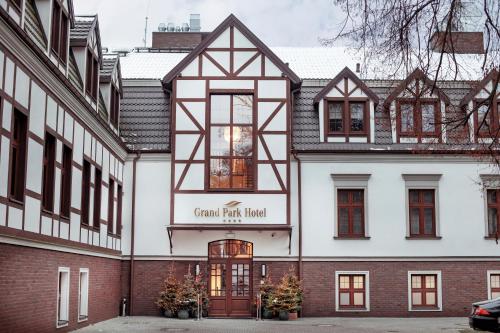 シュチェチンにあるGrand Park Hotelの大太堂を読む看板のある建物