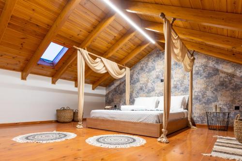 Postel nebo postele na pokoji v ubytování Eagle's Nest City Apartments