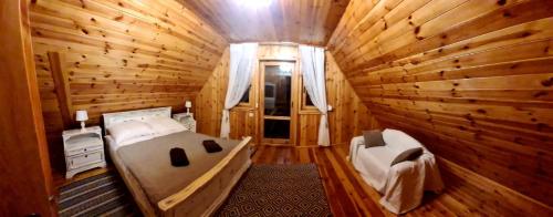 a small room with two beds in a log cabin at LAGO BLANCO in Klusek Biały