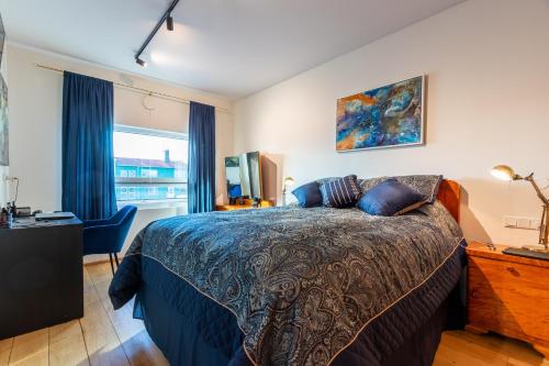 Postel nebo postele na pokoji v ubytování Sunny Central Downtown Apartment