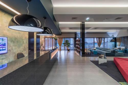 a lobby of a hotel with a red couch at Enotel Magnólia in Funchal