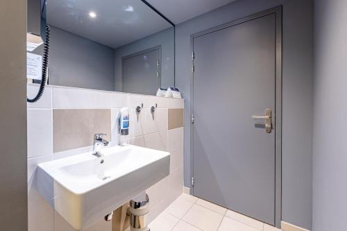 波尔多MEININGER Hotel Bordeaux Gare Saint-Jean的带水槽和淋浴的浴室