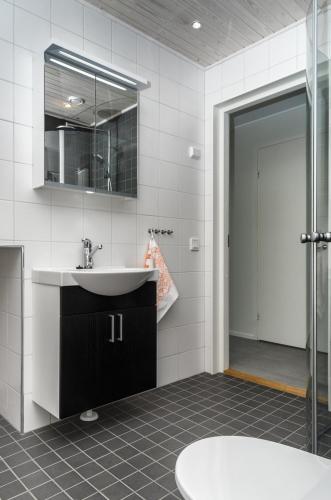 a bathroom with a sink and a shower at Strandby Villas Käringsund in Eckerö