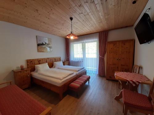 a bedroom with a bed and a tv in it at Apartments Teglbauernhof, Hütte, Chalet, Mobilheim, Appartement, Ferienwohnung, Pension, Urlaub in Uttendorf