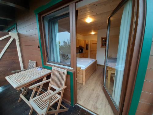 a room with two chairs and a table and a tub at Apartments Teglbauernhof, Hütte, Chalet, Mobilheim, Appartement, Ferienwohnung, Pension, Urlaub in Uttendorf