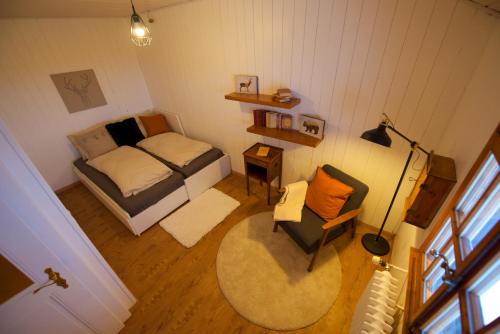 a small bedroom with a bed and a chair at Chalet 4 personnes avec sauna in Leysin