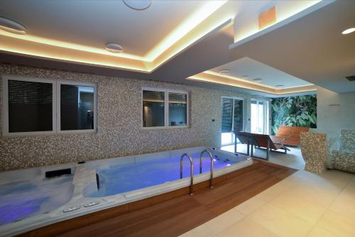 duża wanna w salonie z jadalnią w obiekcie LAGUNA Apartament Polanica Residence 20 w Polanicy Zdroju