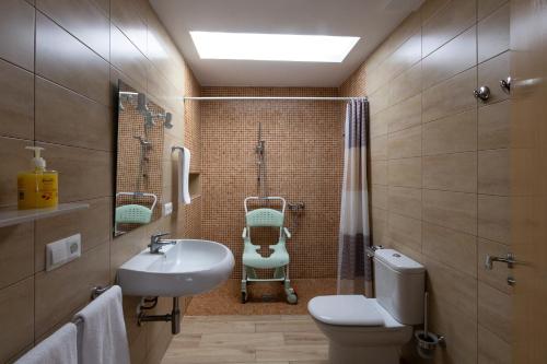a bathroom with a sink and a toilet and a shower at Adaptados 32 in Vinaròs