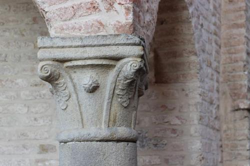a stone column on the side of a building at Casa Locatelli - Apartment Deluxe & Suite in Padova