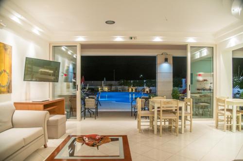 Kolam renang di atau dekat dengan Hiona Holiday Hotel