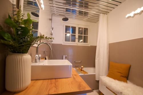 y baño con lavabo blanco grande y bañera. en Serpolet - Chalet 6 personnes - Sauna en Leysin
