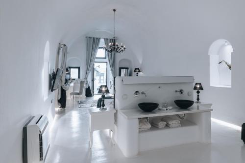 una habitación blanca con dos cuencos negros en una encimera en Opera Mansion Santorini, en Fira