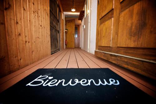 a hallway with a black rug with the wordbenzucvelt at Chalet 6 personnes avec sauna in Leysin