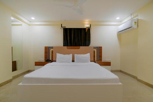 Cama o camas de una habitación en FabHotel Imperial Regency