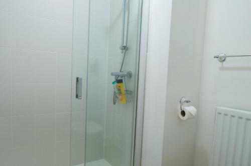 Ένα μπάνιο στο Lysander House - Modern, 4-Bed House, near Alton Towers