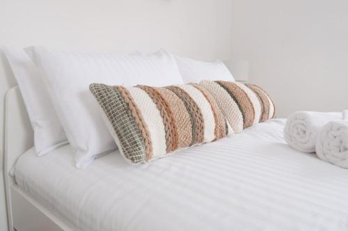 Säng eller sängar i ett rum på Lysander House - Modern, 4-Bed House, near Alton Towers