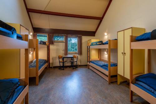 Stayokay Hostel Utrecht - Bunnik emeletes ágyai egy szobában