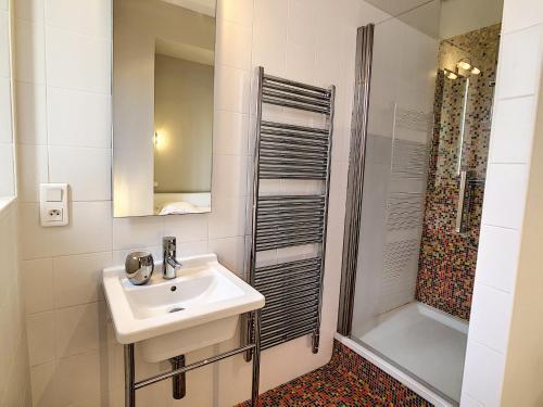une salle de bain avec un lavabo et une douche dans l'établissement Le Cid 3P CIR3374, à Cannes
