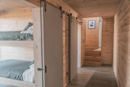 a bedroom in a log cabin with a bed at Morros del Pacífico in Pichilemu