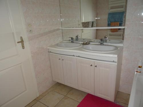 Baño con 2 lavabos y espejo en La Journale en Coux