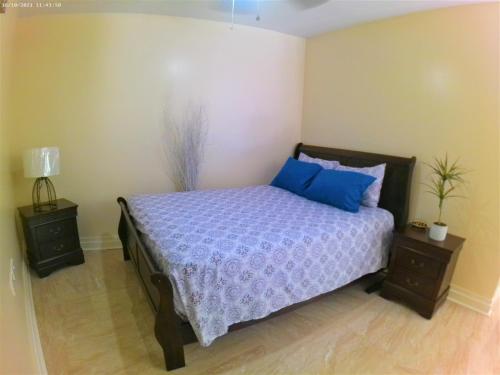 Ένα ή περισσότερα κρεβάτια σε δωμάτιο στο Toraille Waterfall Poolside Apartment