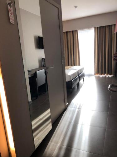 a hotel room with a door leading to a bedroom at Hotel Gemeente Huis in Nieuwpoort