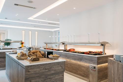 een keuken met een aanrecht met brood en ander voedsel bij Tesoro Hotel Zakynthos in Tsilivi