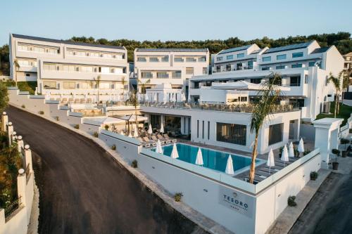een luchtzicht op een gebouw met een zwembad bij Tesoro Hotel Zakynthos in Tsilivi