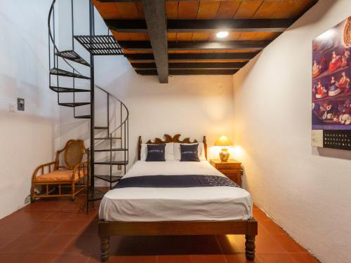 Кровать или кровати в номере Capital O Posada La Casa De La Tia, Oaxaca