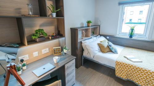 een slaapkamer met een bureau en een bed en een bureau sidx sidx sidx bij Homely Private Bedrooms at Oxford Court in Manchester in Manchester