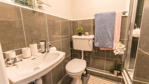 een badkamer met een toilet en een wastafel bij Homely Private Bedrooms at Oxford Court in Manchester in Manchester