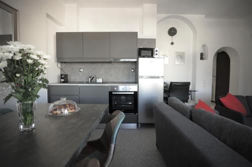 Zdjęcie z galerii obiektu Modern 2 Bedroom Apartment Next to Metro - Marousi w Atenach