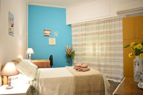 Una habitación con una cama con un osito de peluche. en Mary's Apt 2bedrooms in Allou Fun Park West Athens by MK, en Pireo