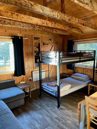 Postel nebo postele na pokoji v ubytování Pine Marten Bar Glenmore Treehouse