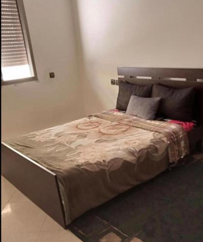 A bed or beds in a room at Appartement a louer calme