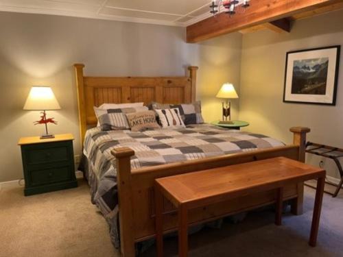 een slaapkamer met een bed met een tafel en twee lampen bij Rr-interlaken 05 in June Lake