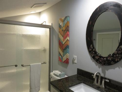 La salle de bains est pourvue d'un lavabo et d'un miroir. dans l'établissement Our Happy Place, à Destin