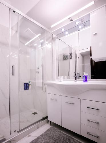 Modern 2 Bedroom Apartment Next to Metro - Marousi