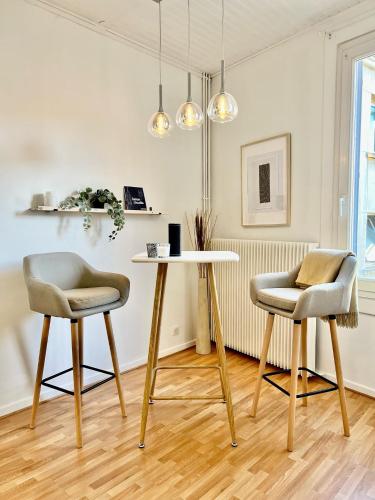 a table and two chairs in a living room at Bonjour Colmar in Colmar