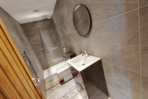 un baño con lavabo y espejo en Mathew Street City Centre Apartments by Happy Days, en Liverpool