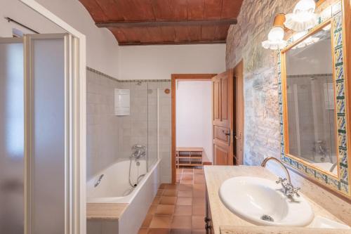 A bathroom at Es turo d Eivissa