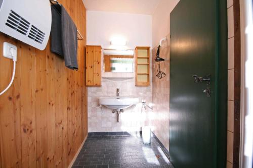 uma casa de banho com um lavatório e um WC. em Almliesl WERF-657 em Werfen