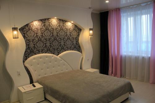 Łóżko lub łóżka w pokoju w obiekcie Apartment Crystal na Revolutsii