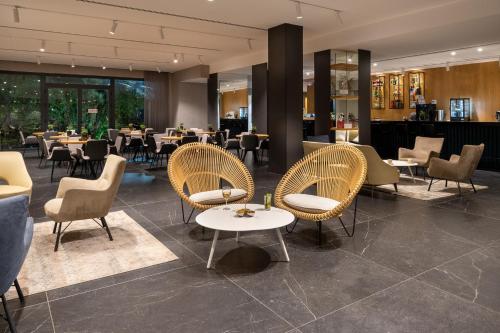a dining room with tables and chairs and a restaurant at Kfar Giladi Hotel in Kefar Gil‘adi