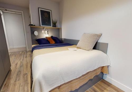 Un pat sau paturi într-o cameră la Relaxing Private Bedrooms at Weaver Place in Coventry