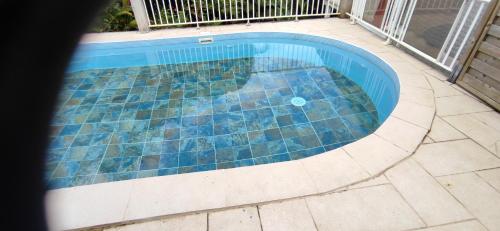 Πισίνα στο ή κοντά στο Maison de 2 chambres avec piscine partagee jardin clos et wifi a Sainte Rose