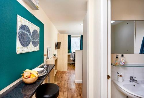 a bathroom with a sink and a counter top at iQ Ty Willis House in Bangor 3 Min Walk to Bangor Station in Bangor