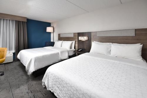 A bed or beds in a room at Holiday Inn Express Richmond I-64 Short Pump Area, an IHG Hotel