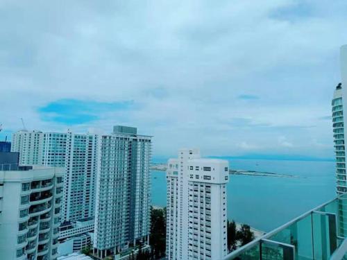ジョージタウンにあるMansion One Comfy Homestayの高層ビルと海の景色を望む