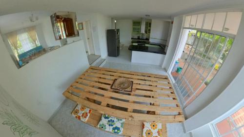 - Vistas a una habitación con cama de madera en Queen Elizabeth Natural Luxury en San Andrés